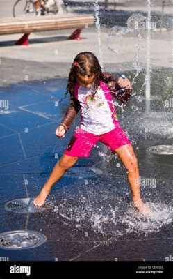 プール 女の子 水遊び 公園：水辺の楽しみと社会的役割